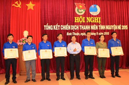 Trao Bằng khen của UBND tỉnh Bình Thuận cho các tập thể, cá nhân